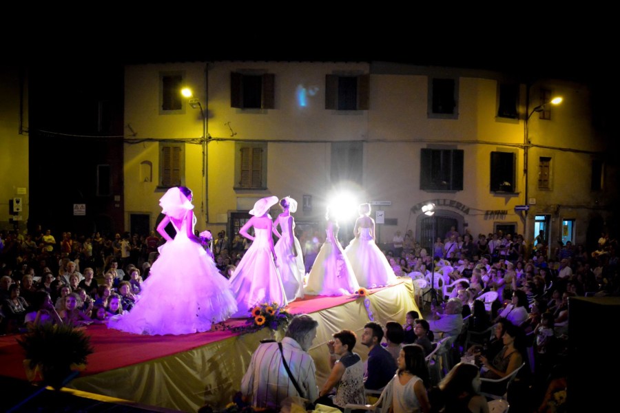 Gallicano Sfila - spose sul palco in piazza sotto le luci
