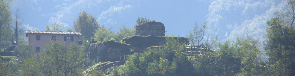 Gallicano - rovine storiche su collina tra il verde della Garfagnana