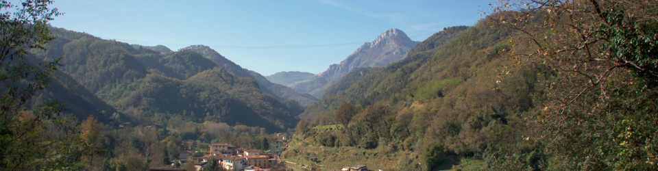 Gallicano - valle della Garfagnana con le Alpi Apuane sullo sfondo